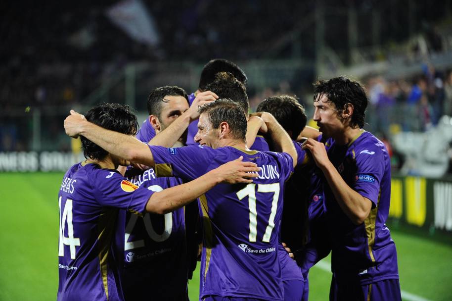 Mario Gomez coperto dall&#39;abbraccio dei giocatori della Fiorentina in tribuna: i viola battono la Dinamo Kiev e vanno in semifinale di Europa League. Ansa